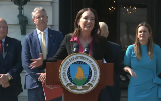 美农业部长新闻发布会上说“很喜欢大纪元”