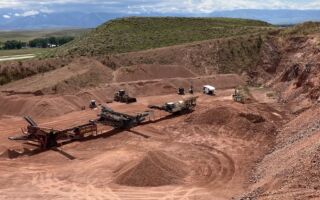 摆脱中共勒索 美稀土公司低价供应关键矿物