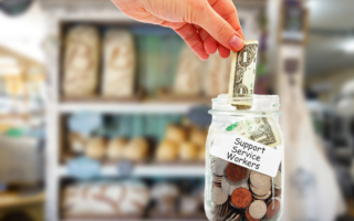 调查:经济吃紧 美国人假期给小费意愿骤降