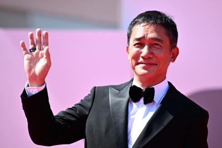 梁朝伟赴韩国宣传新片 局促小动作笑翻网友