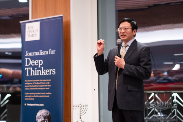 大纪元媒体集团总裁周世雨博士在2025年大纪元媒体集团圣诞聚会现场致词。(大纪元)