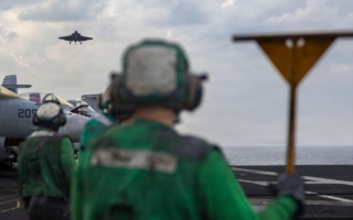 伊朗无人机靠近林肯号航母 遭F-35战机击落