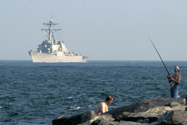 伊朗军舰企图劫持美油轮 遭美驱逐舰驱离