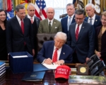 川普签署拨款法案 结束政府停摆