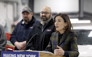 打击车保诈骗、降低保费 纽约州长霍楚提改革方案