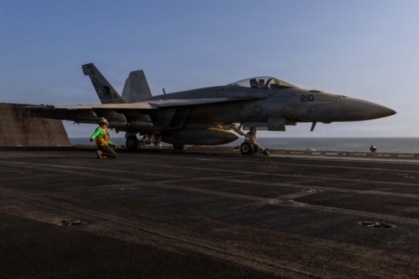 美军发视频 展示林肯号舰载机飞行员精湛技能