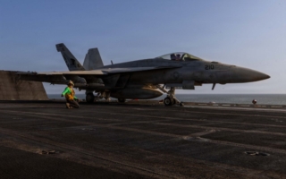 美军发视频 展示林肯号舰载机飞行员精湛技能