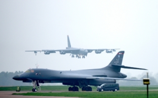 B-52轰炸机执行夜间打击伊朗任务 视频曝光