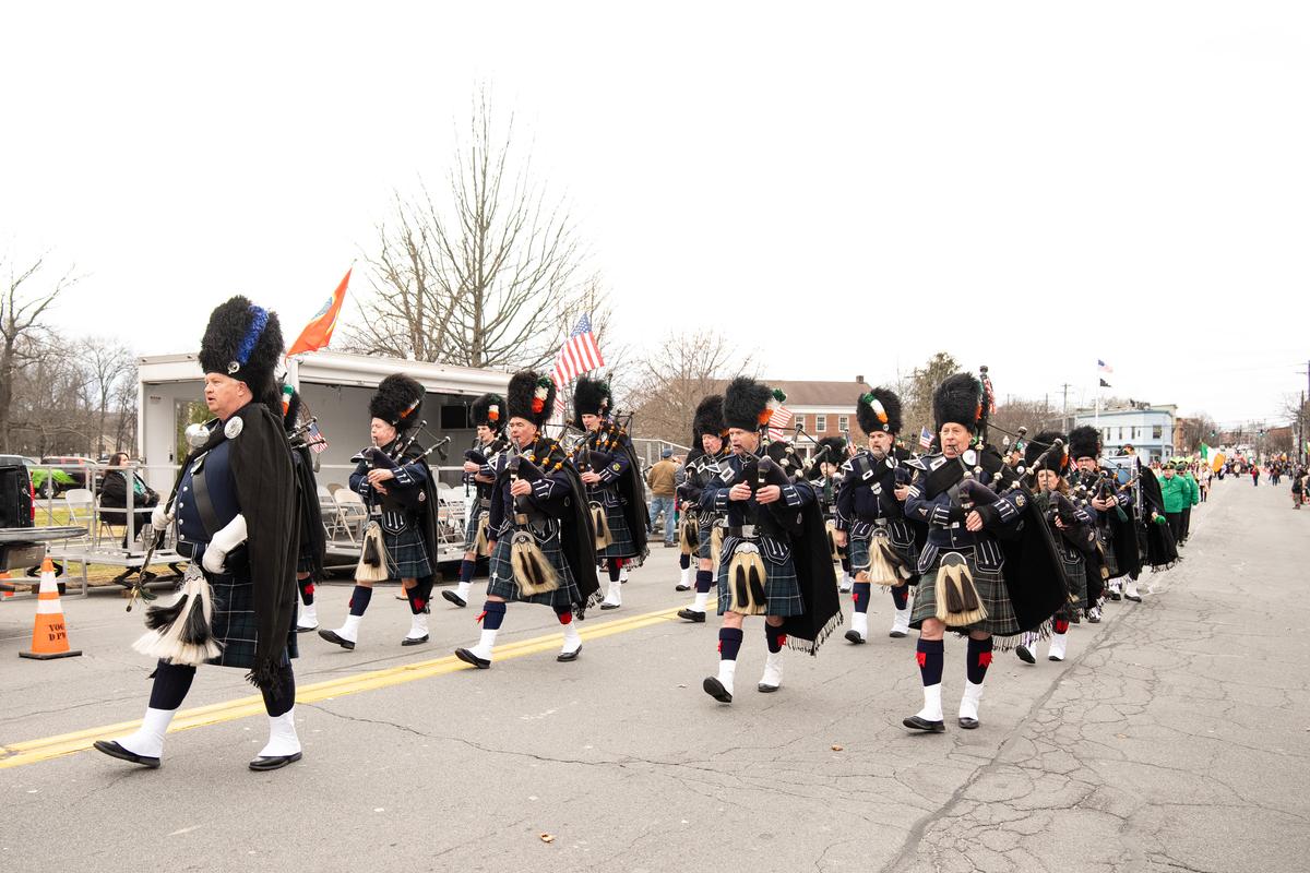 三月十五日（周日）下午，纽约上州橙县（Orange County）戈申（Goshen）举办哈德逊河谷中部圣派翠克节游行（2026 Mid-Hudson St. Patrick's Parade）。（戴兵／大纪元）