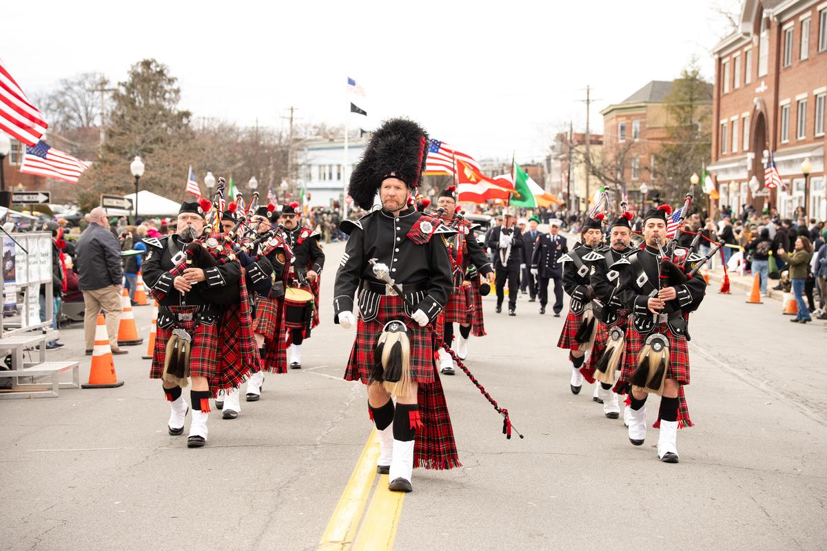 3月15日（周日）下午，纽约上州橙县（Orange County）戈申（Goshen）举办哈德逊河谷中部圣派翠克节游行（2026 Mid-Hudson St. Patrick's Parade）。（戴兵／大纪元）
