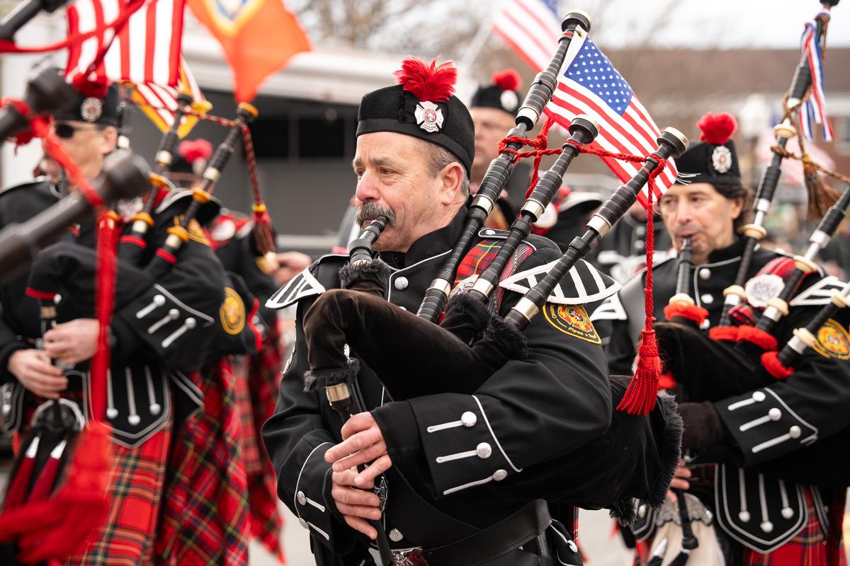 3月15日（周日）下午，纽约上州橙县（Orange County）戈申（Goshen）举办哈德逊河谷中部圣派翠克节游行（2026 Mid-Hudson St. Patrick's Parade）。（戴兵／大纪元）