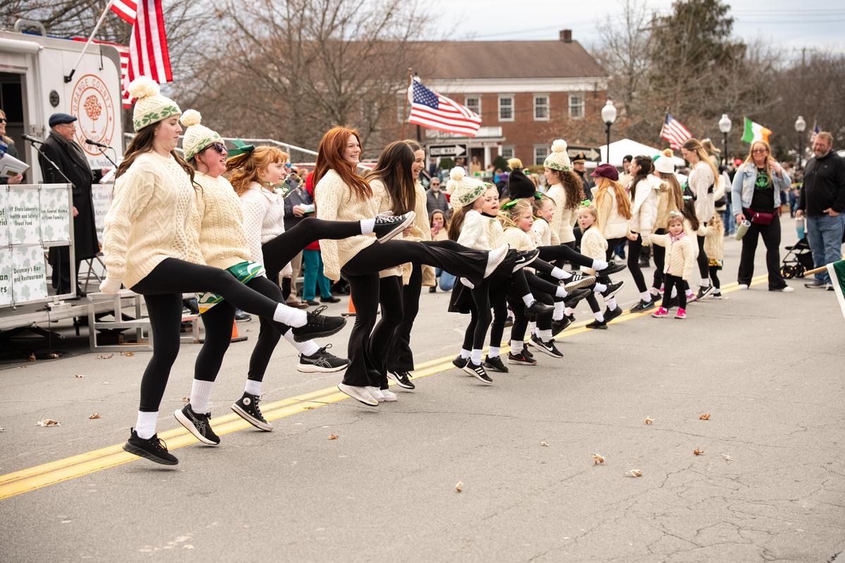 3月15日（周日）下午，纽约上州橙县（Orange County）戈申（Goshen）举办哈德逊河谷中部圣派翠克节游行（2026 Mid-Hudson St. Patrick's Parade）。（戴兵／大纪元）