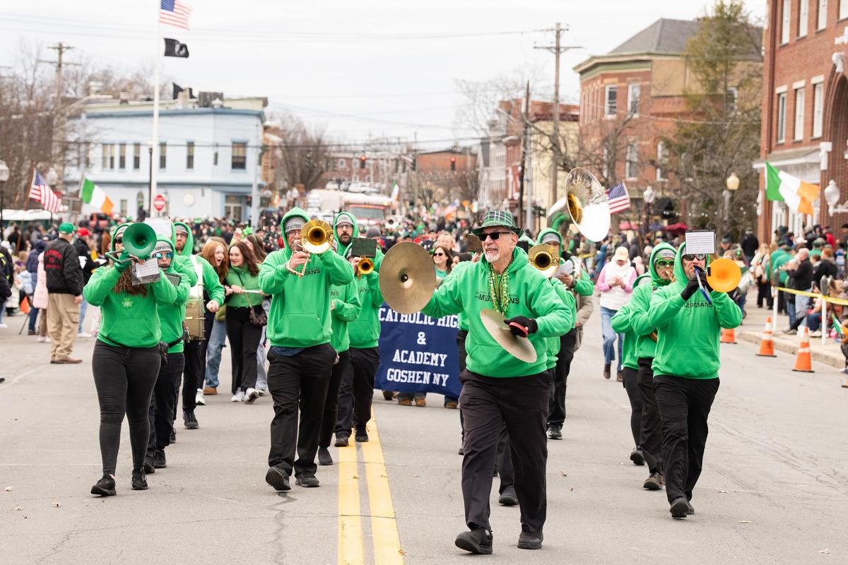 3月15日（周日）下午，纽约上州橙县（Orange County）戈申（Goshen）举办哈德逊河谷中部圣派翠克节游行（2026 Mid-Hudson St. Patrick's Parade）。（戴兵／大纪元）