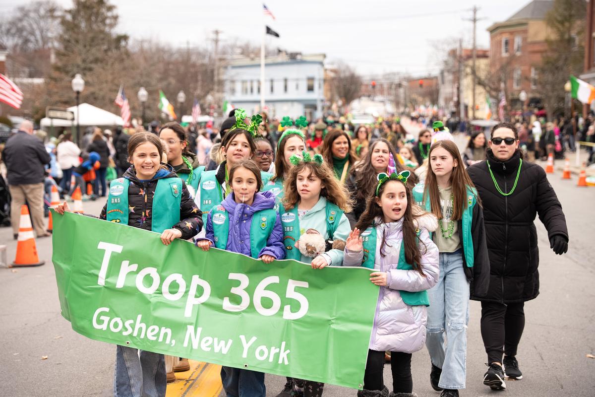 3月15日（周日）下午，纽约上州橙县（Orange County）戈申（Goshen）举办哈德逊河谷中部圣派翠克节游行（2026 Mid-Hudson St. Patrick's Parade）。（戴兵／大纪元）