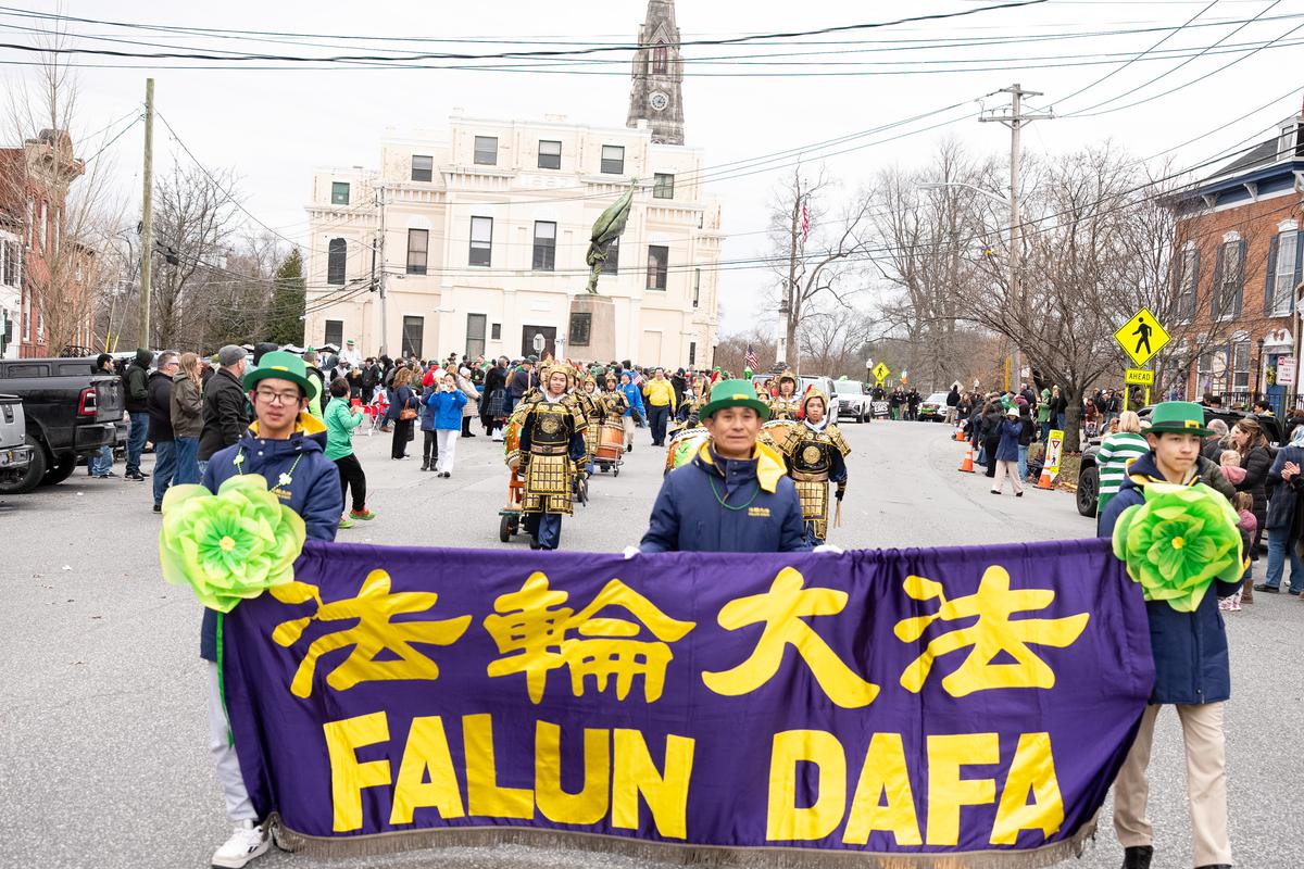 3月15日（周日）下午，纽约上州橙县（Orange County）戈申（Goshen）举办哈德逊河谷中部圣派翠克节游行（2026 Mid-Hudson St. Patrick's Parade）。（戴兵／大纪元）