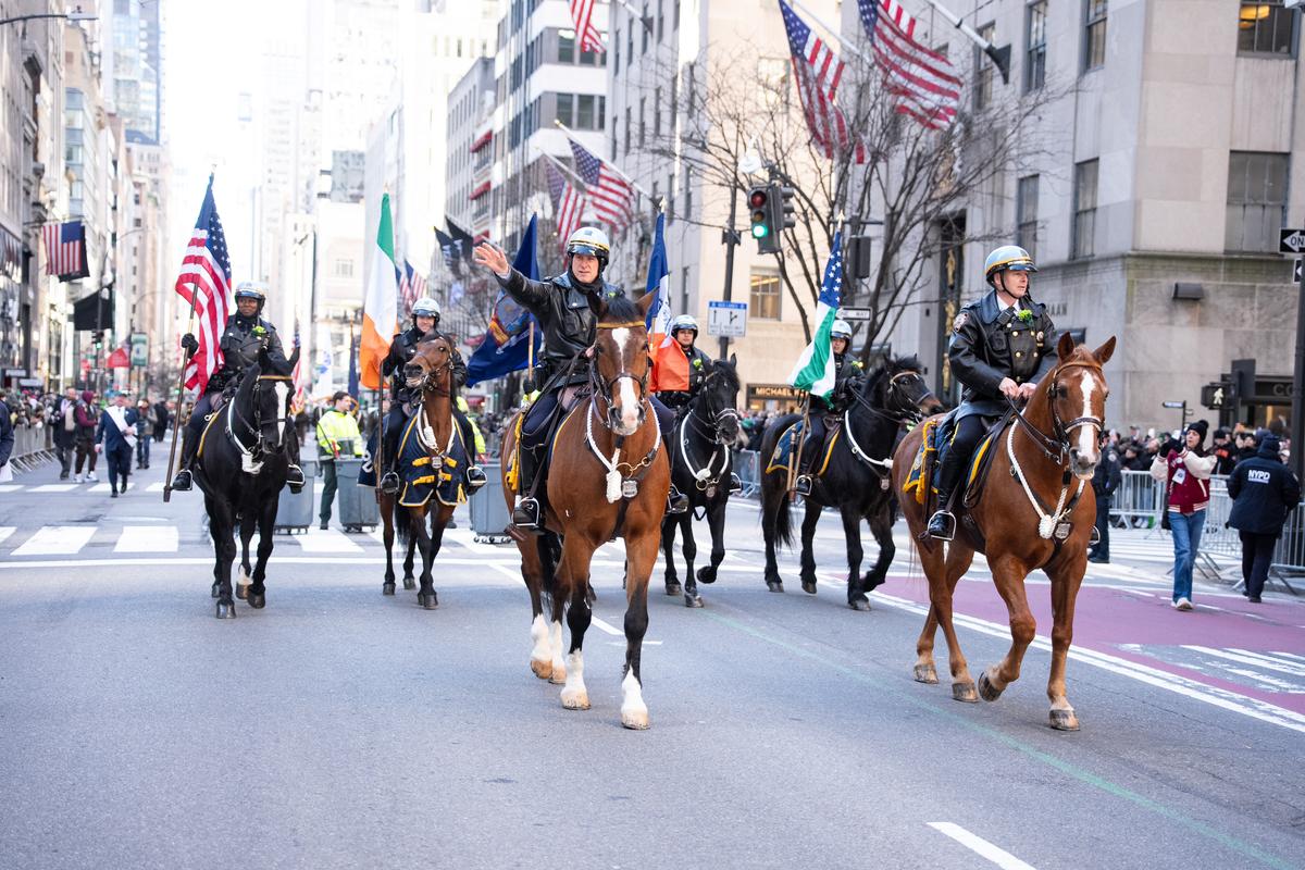 纽约圣派翠克节大游行（St Patrick's Day Parade）在曼哈顿第五大道隆重登场，游行队伍从44街出发，沿第五大道北上，经过位于50街的圣派翠克天主教大教堂，一直游行到79街。（戴兵／大纪元）