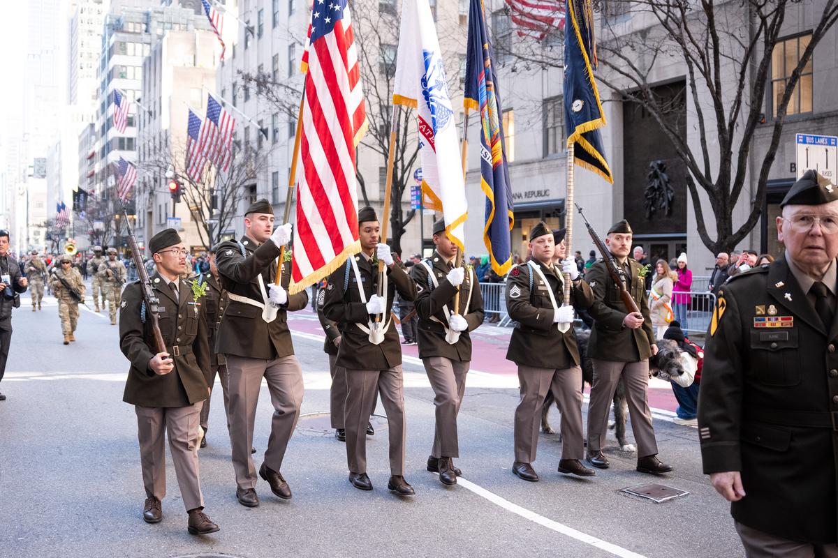 纽约圣派翠克节大游行（St Patrick's Day Parade）在曼哈顿第五大道隆重登场，游行队伍从44街出发，沿第五大道北上，经过位于50街的圣派翠克天主教大教堂，一直游行到79街。（戴兵／大纪元）