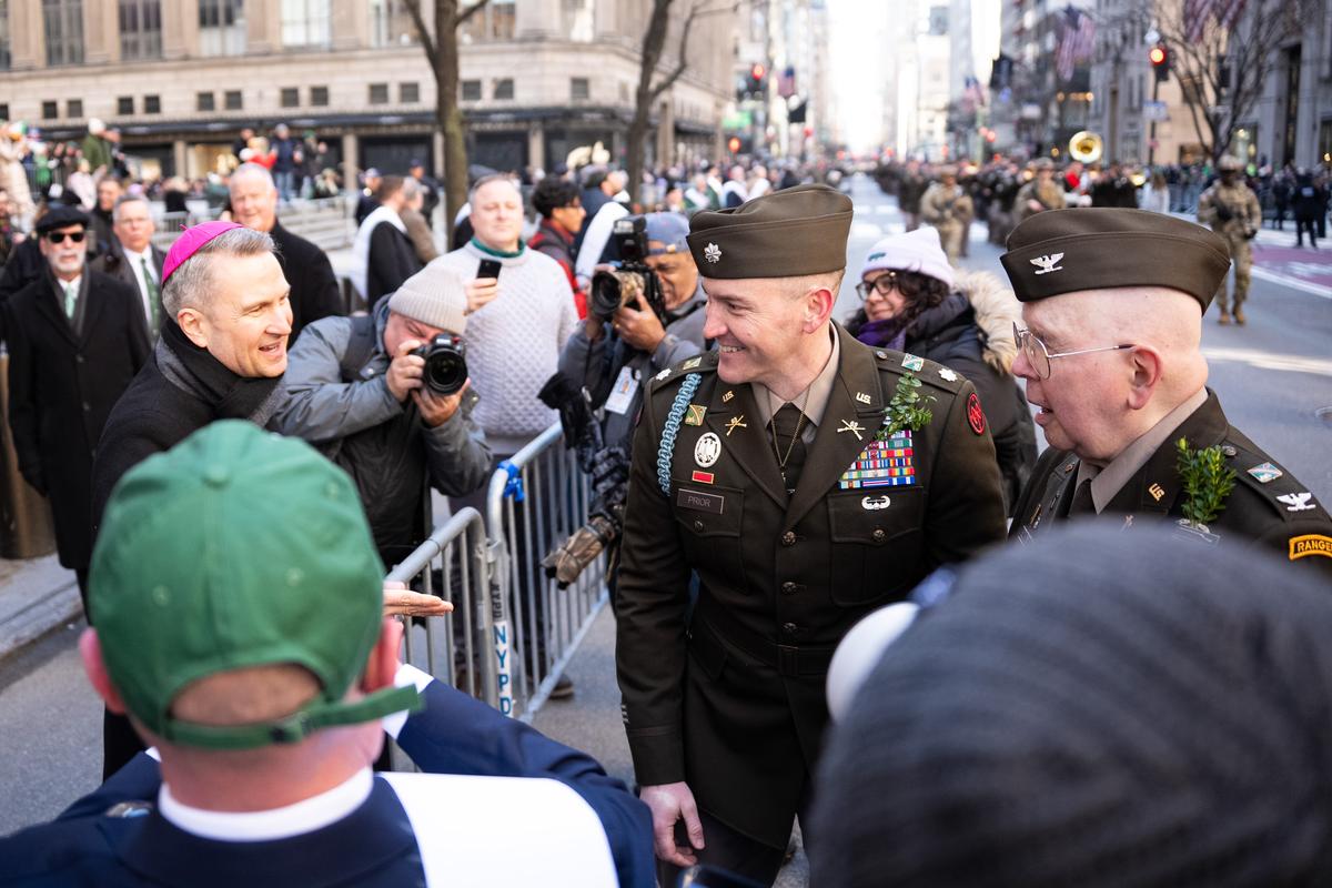纽约圣派翠克节大游行（St Patrick's Day Parade）在曼哈顿第五大道隆重登场，游行队伍从44街出发，沿第五大道北上，经过位于50街的圣派翠克天主教大教堂，一直游行到79街。（戴兵／大纪元）