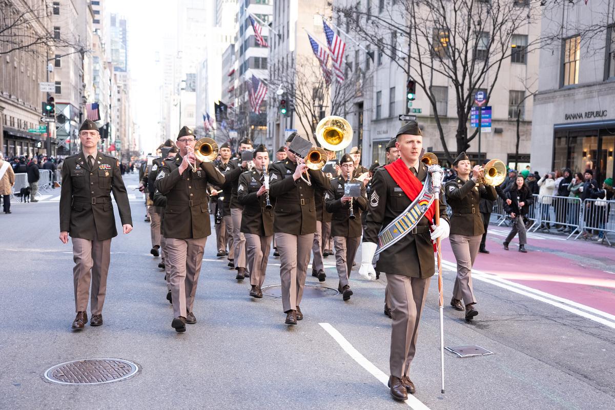 纽约圣派翠克节大游行（St Patrick's Day Parade）在曼哈顿第五大道隆重登场，游行队伍从44街出发，沿第五大道北上，经过位于50街的圣派翠克天主教大教堂，一直游行到79街。（戴兵／大纪元）