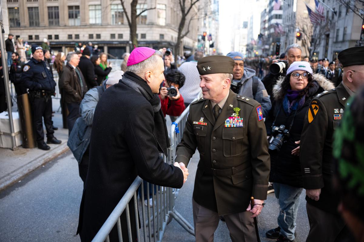 纽约圣派翠克节大游行（St Patrick's Day Parade）在曼哈顿第五大道隆重登场，游行队伍从44街出发，沿第五大道北上，经过位于50街的圣派翠克天主教大教堂，一直游行到79街。（戴兵／大纪元）