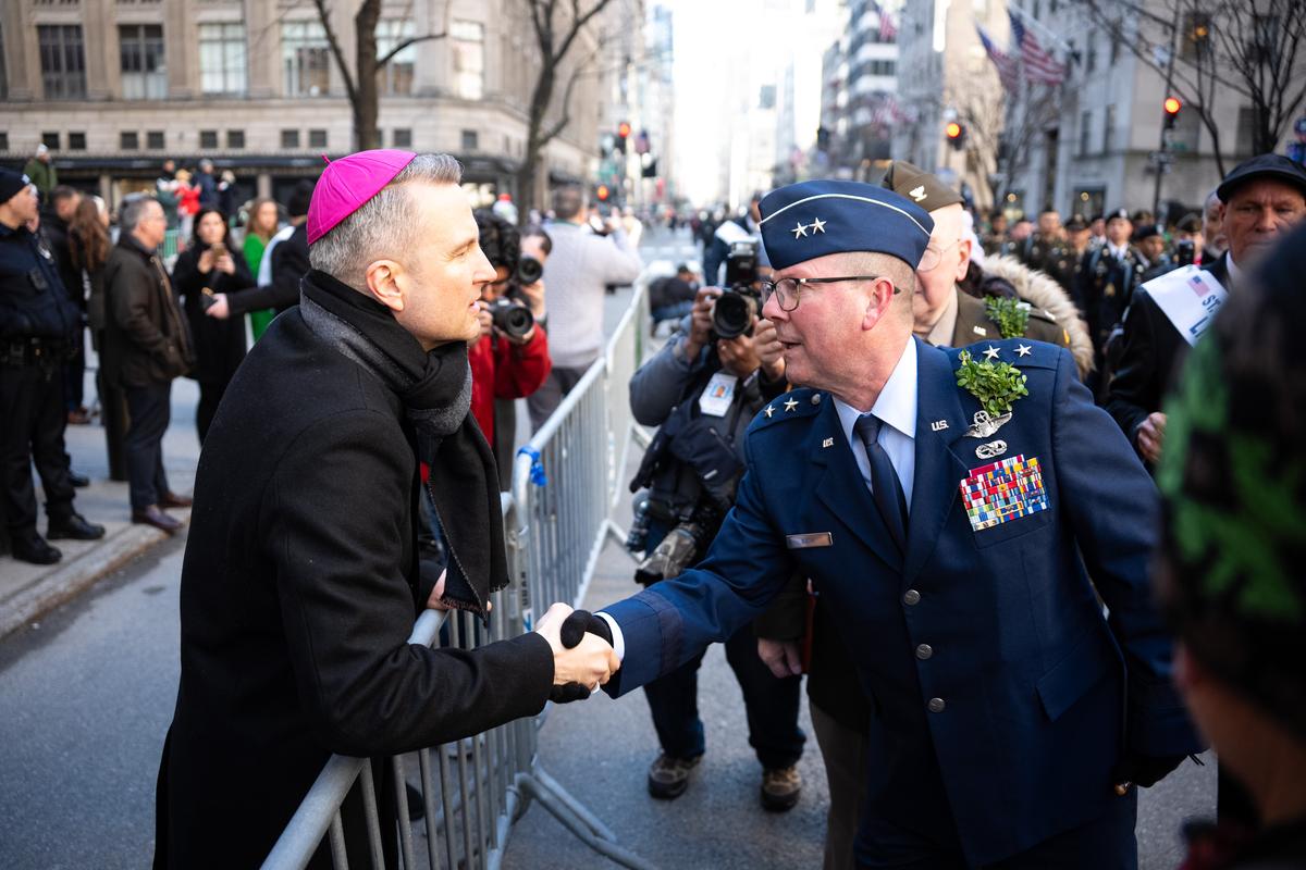 纽约圣派翠克节大游行（St Patrick's Day Parade）在曼哈顿第五大道隆重登场，游行队伍从44街出发，沿第五大道北上，经过位于50街的圣派翠克天主教大教堂，一直游行到79街。（戴兵／大纪元）