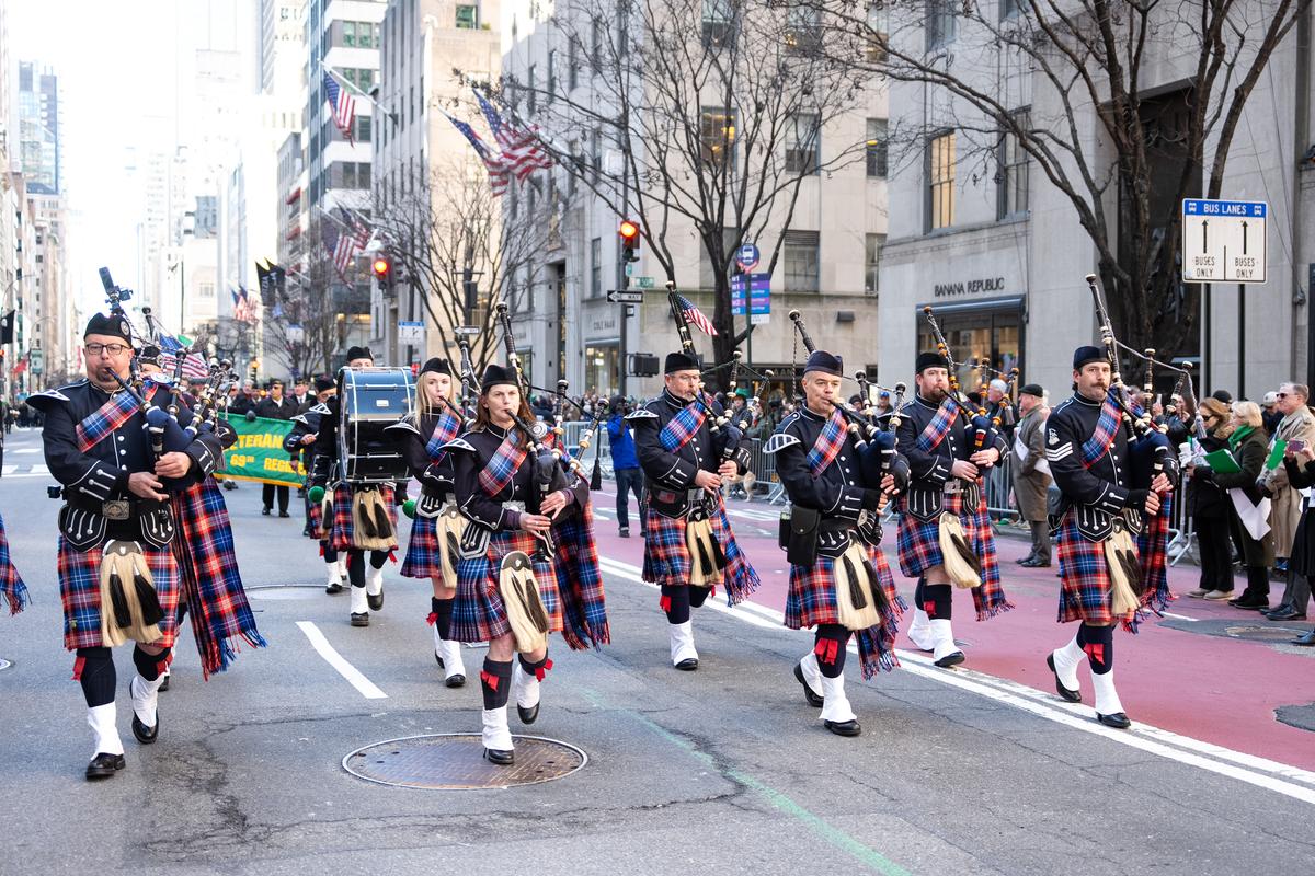 纽约圣派翠克节大游行（St Patrick's Day Parade）在曼哈顿第五大道隆重登场，游行队伍从44街出发，沿第五大道北上，经过位于50街的圣派翠克天主教大教堂，一直游行到79街。（戴兵／大纪元）