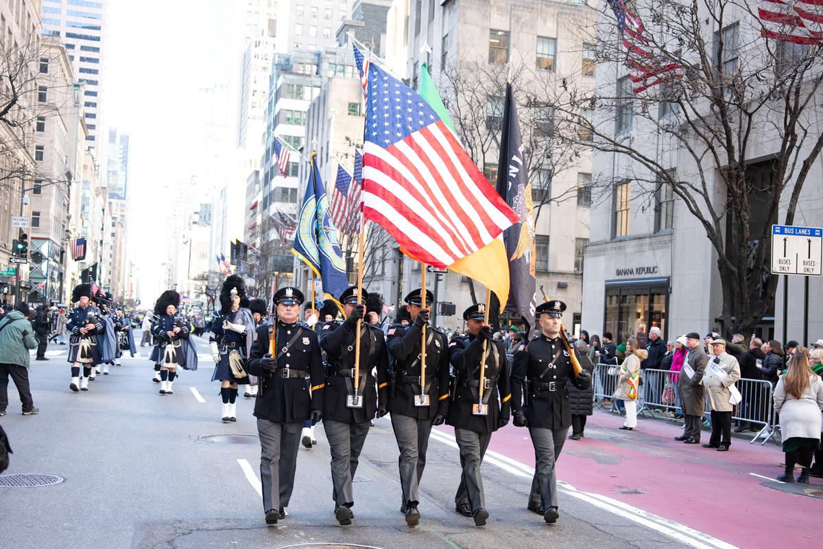 纽约圣派翠克节大游行（St Patrick's Day Parade）在曼哈顿第五大道隆重登场，游行队伍从44街出发，沿第五大道北上，经过位于50街的圣派翠克天主教大教堂，一直游行到79街。（戴兵／大纪元）