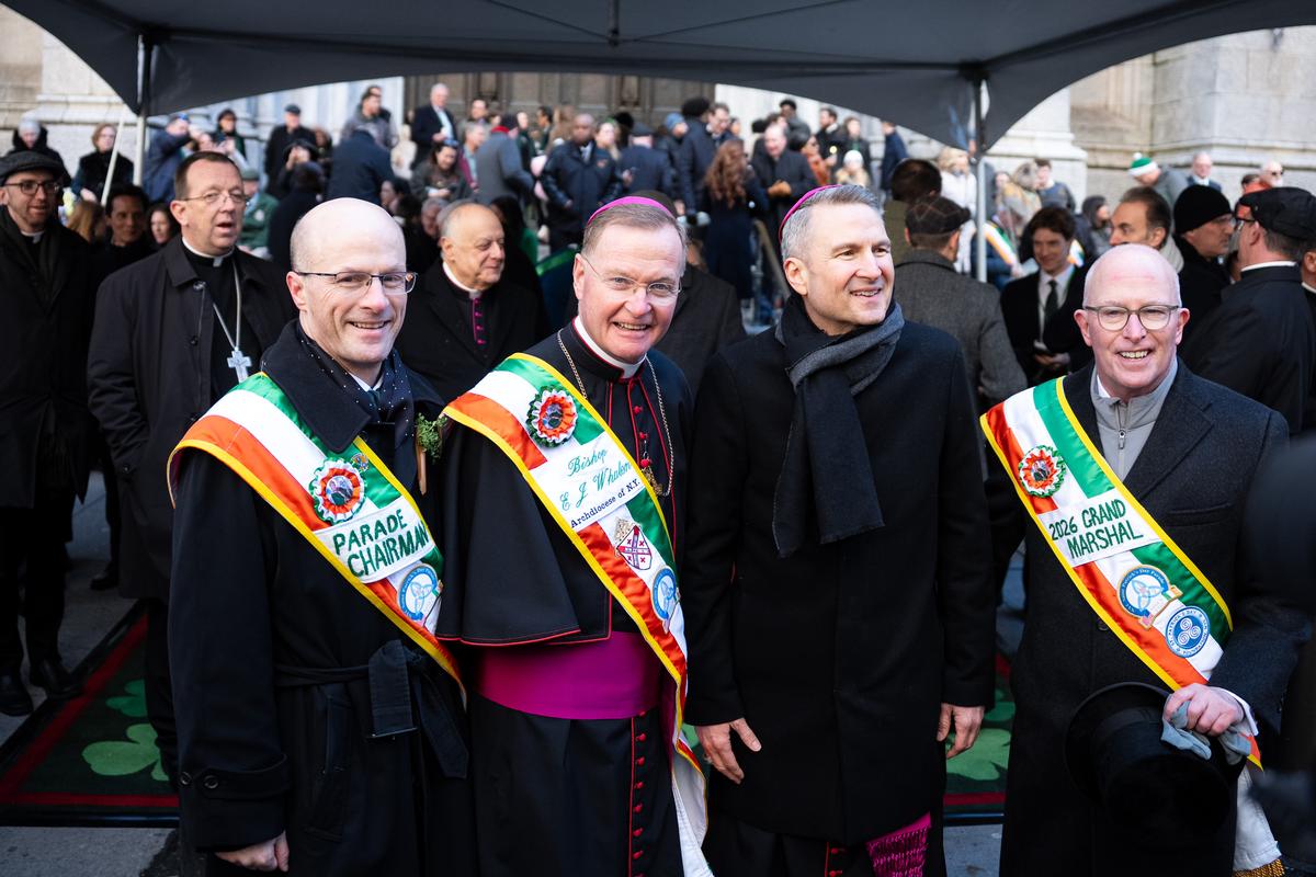 纽约圣派翠克节大游行（St Patrick's Day Parade）在曼哈顿第五大道隆重登场，游行队伍从44街出发，沿第五大道北上，经过位于50街的圣派翠克天主教大教堂，一直游行到79街。（戴兵／大纪元）