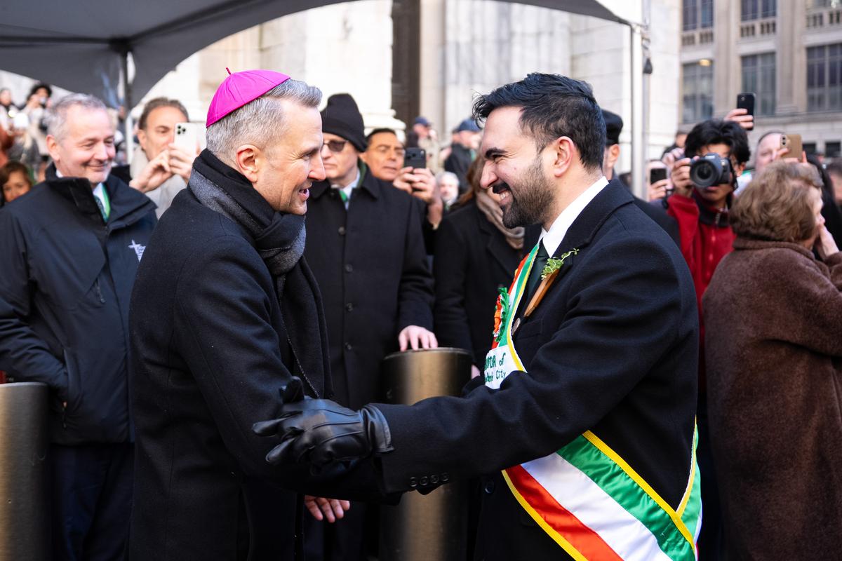 纽约圣派翠克节大游行（St Patrick's Day Parade）在曼哈顿第五大道隆重登场，游行队伍从44街出发，沿第五大道北上，经过位于50街的圣派翠克天主教大教堂，一直游行到79街。纽约市长马姆达尼参加了游行。（戴兵／大纪元）