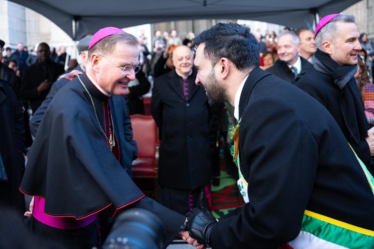 纽约圣派翠克节大游行（St Patrick's Day Parade）在曼哈顿第五大道隆重登场，游行队伍从44街出发，沿第五大道北上，经过位于50街的圣派翠克天主教大教堂，一直游行到79街。纽约市长马姆达尼参加了游行。（戴兵／大纪元）