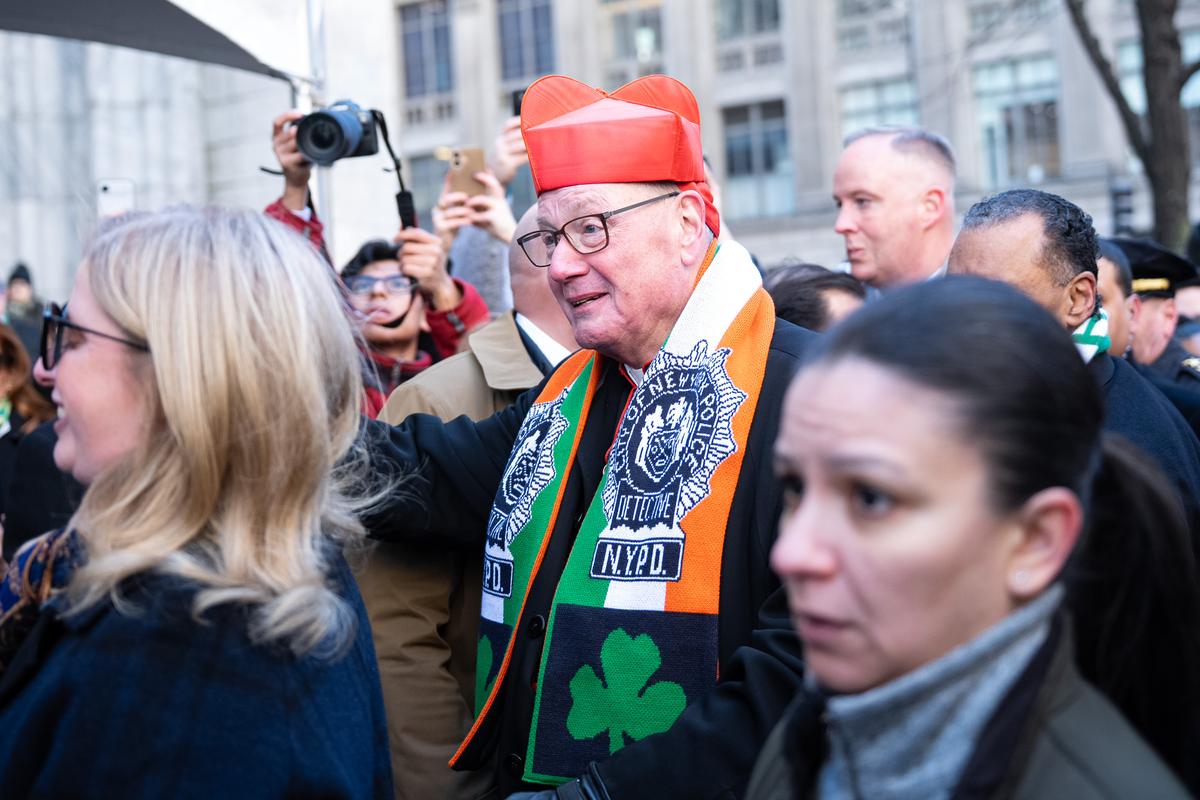 纽约圣派翠克节大游行（St Patrick's Day Parade）在曼哈顿第五大道隆重登场，游行队伍从44街出发，沿第五大道北上，经过位于50街的圣派翠克天主教大教堂，一直游行到79街。（戴兵／大纪元）