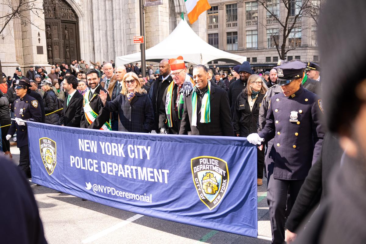 纽约圣派翠克节大游行（St Patrick's Day Parade）在曼哈顿第五大道隆重登场，游行队伍从44街出发，沿第五大道北上，经过位于50街的圣派翠克天主教大教堂，一直游行到79街。纽约市长马姆达尼参加了游行。（戴兵／大纪元）