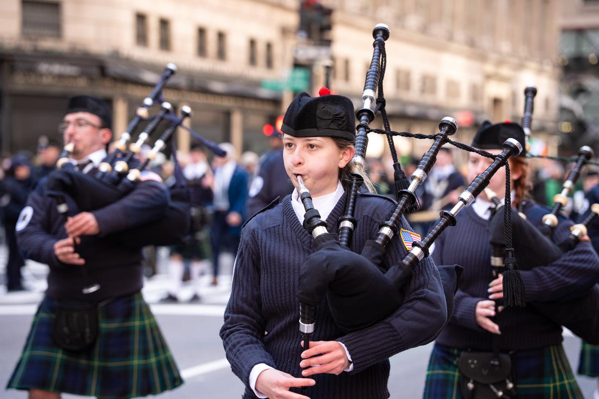 纽约圣派翠克节大游行（St Patrick's Day Parade）在曼哈顿第五大道隆重登场，游行队伍从44街出发，沿第五大道北上，经过位于50街的圣派翠克天主教大教堂，一直游行到79街。（戴兵／大纪元）