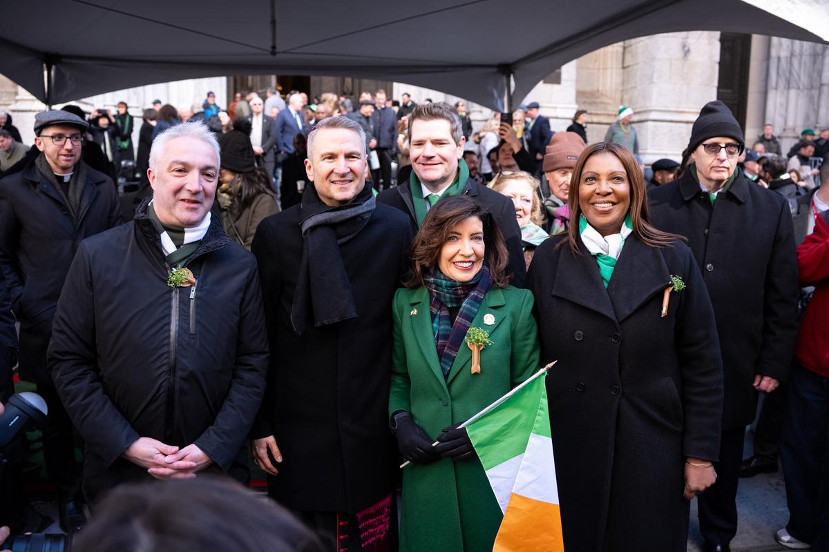 纽约圣派翠克节大游行（St Patrick's Day Parade）在曼哈顿第五大道隆重登场，游行队伍从44街出发，沿第五大道北上，经过位于50街的圣派翠克天主教大教堂，一直游行到79街。纽约州长霍楚（Kathy Hochul）参加了游行。（戴兵／大纪元）