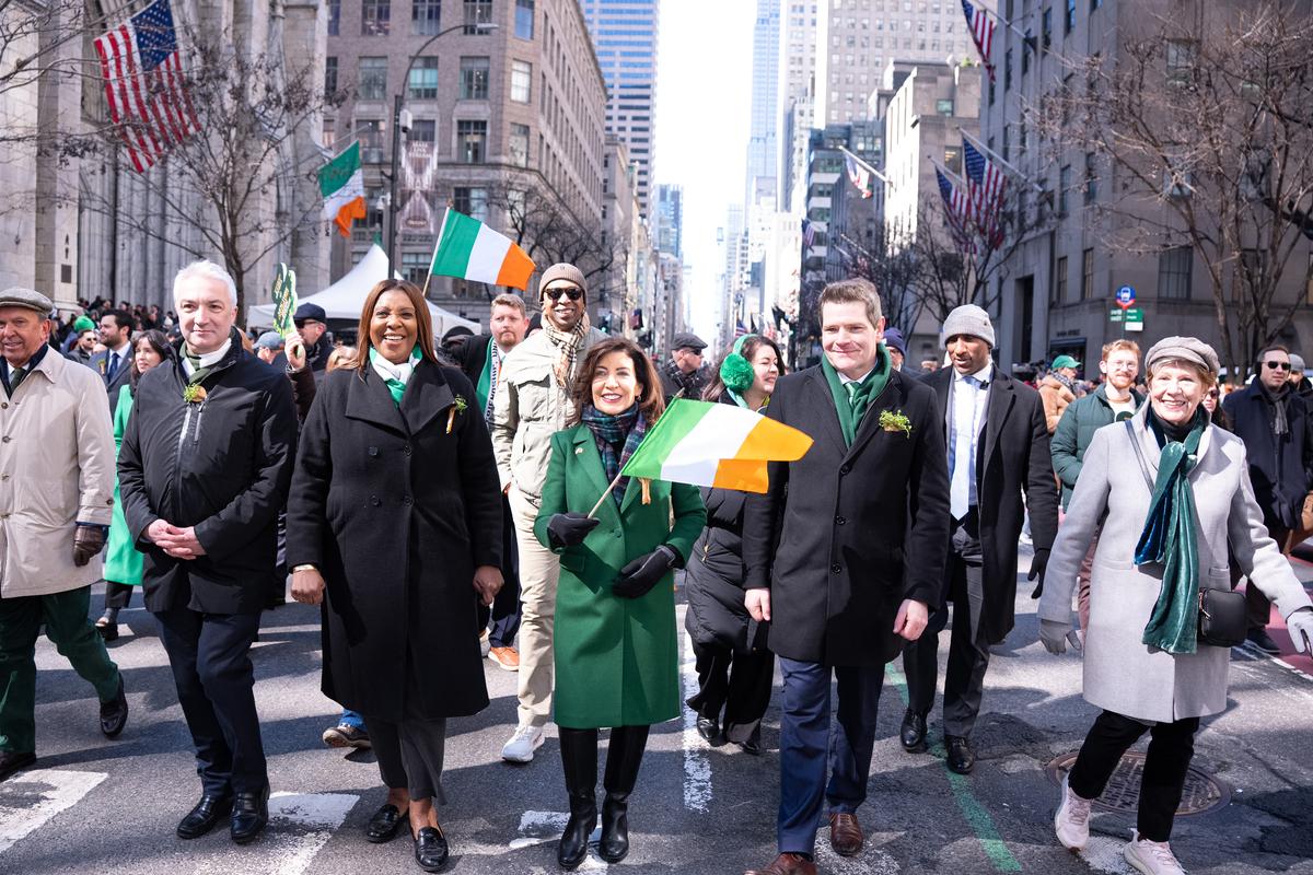 纽约圣派翠克节大游行（St Patrick's Day Parade）在曼哈顿第五大道隆重登场，游行队伍从44街出发，沿第五大道北上，经过位于50街的圣派翠克天主教大教堂，一直游行到79街。纽约州长霍楚（Kathy Hochul）参加了游行。（戴兵／大纪元）