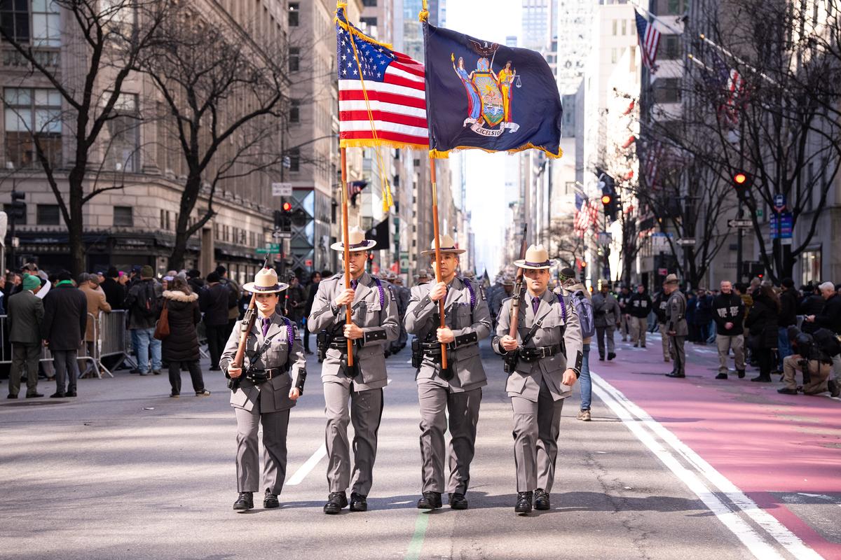 纽约圣派翠克节大游行（St Patrick's Day Parade）在曼哈顿第五大道隆重登场，游行队伍从44街出发，沿第五大道北上，经过位于50街的圣派翠克天主教大教堂，一直游行到79街。（戴兵／大纪元）