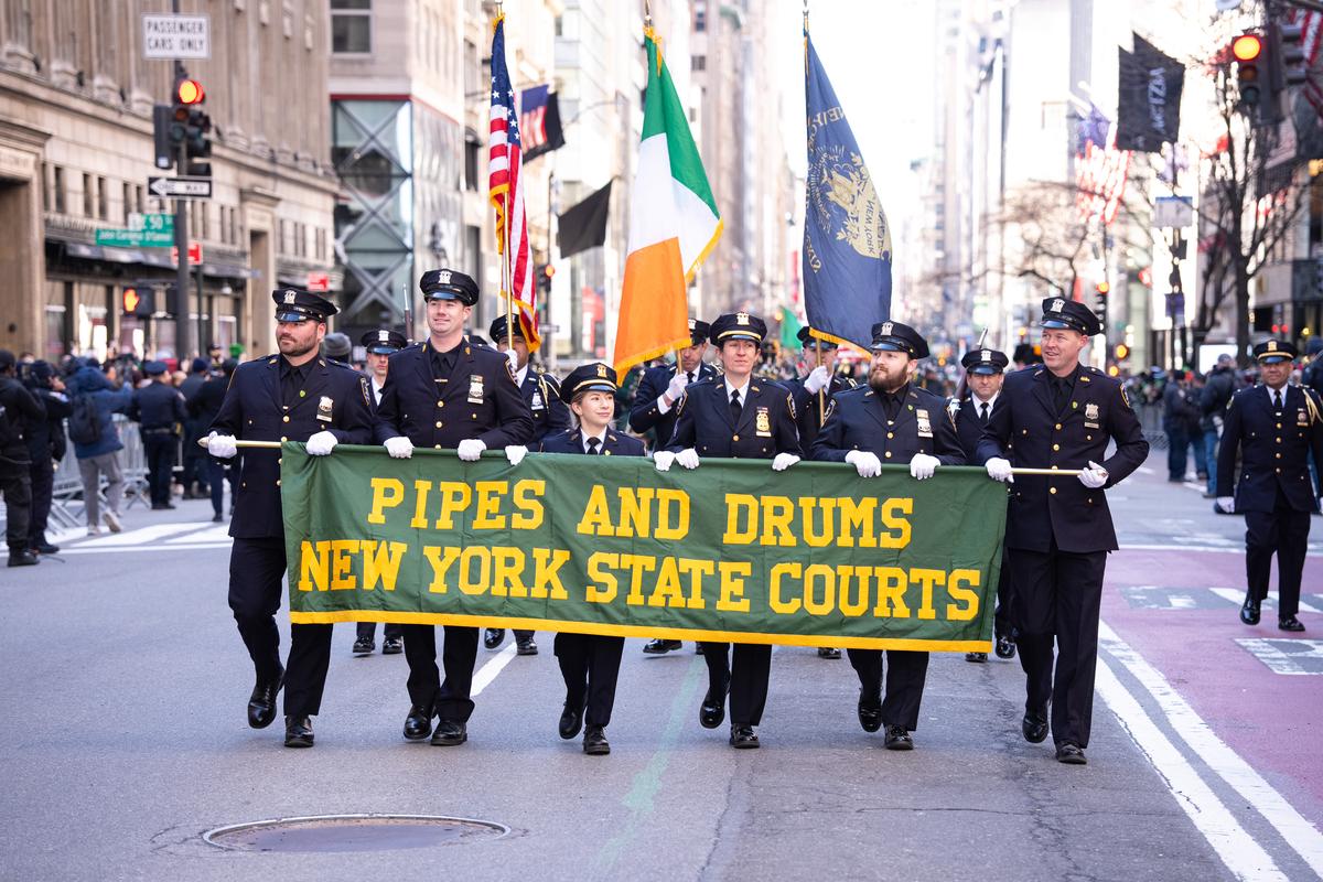 纽约圣派翠克节大游行（St Patrick's Day Parade）在曼哈顿第五大道隆重登场，游行队伍从44街出发，沿第五大道北上，经过位于50街的圣派翠克天主教大教堂，一直游行到79街。（戴兵／大纪元）