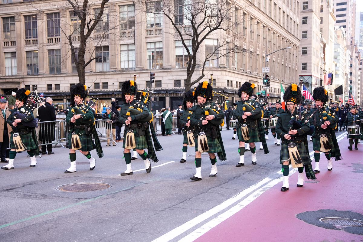 纽约圣派翠克节大游行（St Patrick's Day Parade）在曼哈顿第五大道隆重登场，游行队伍从44街出发，沿第五大道北上，经过位于50街的圣派翠克天主教大教堂，一直游行到79街。（戴兵／大纪元）