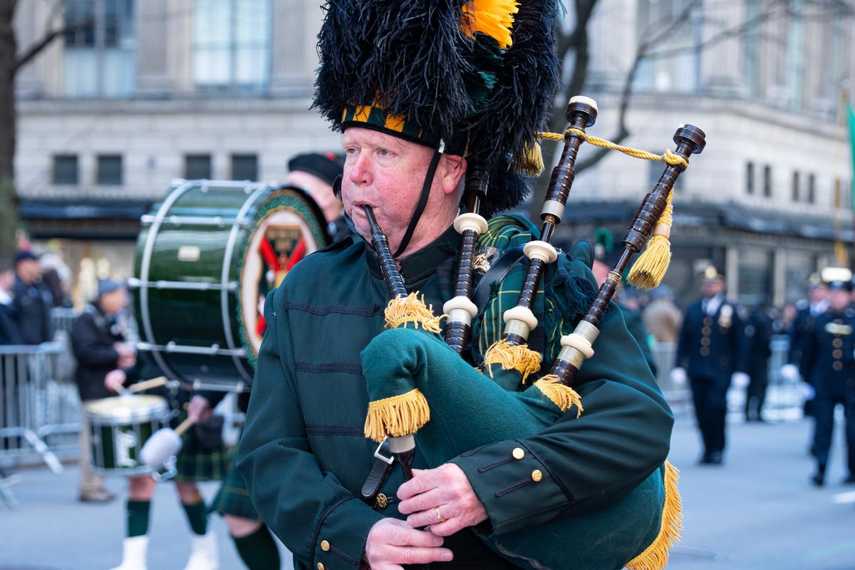 纽约圣派翠克节大游行（St Patrick's Day Parade）在曼哈顿第五大道隆重登场，游行队伍从44街出发，沿第五大道北上，经过位于50街的圣派翠克天主教大教堂，一直游行到79街。（戴兵／大纪元）