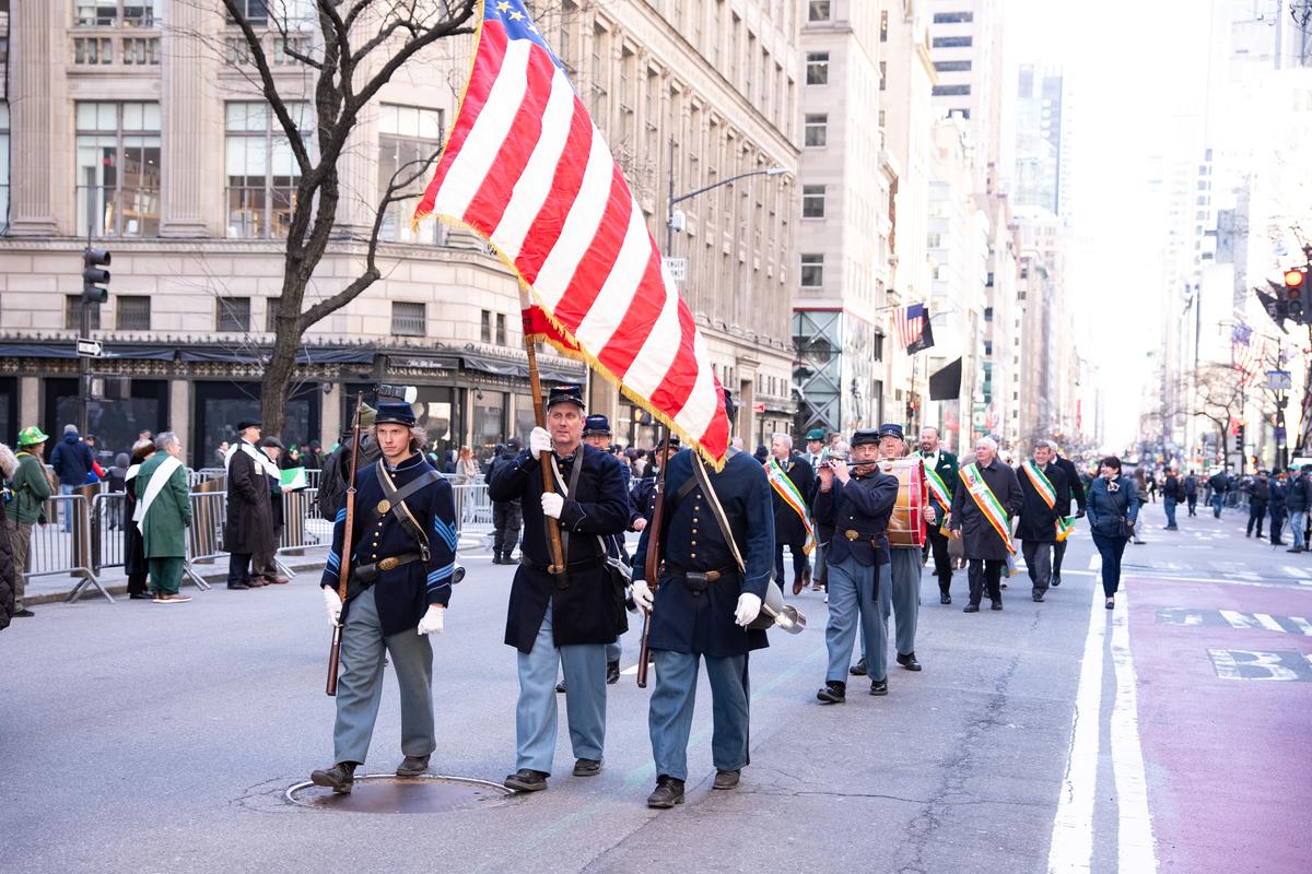 纽约圣派翠克节大游行（St Patrick's Day Parade）在曼哈顿第五大道隆重登场，游行队伍从44街出发，沿第五大道北上，经过位于50街的圣派翠克天主教大教堂，一直游行到79街。（戴兵／大纪元）