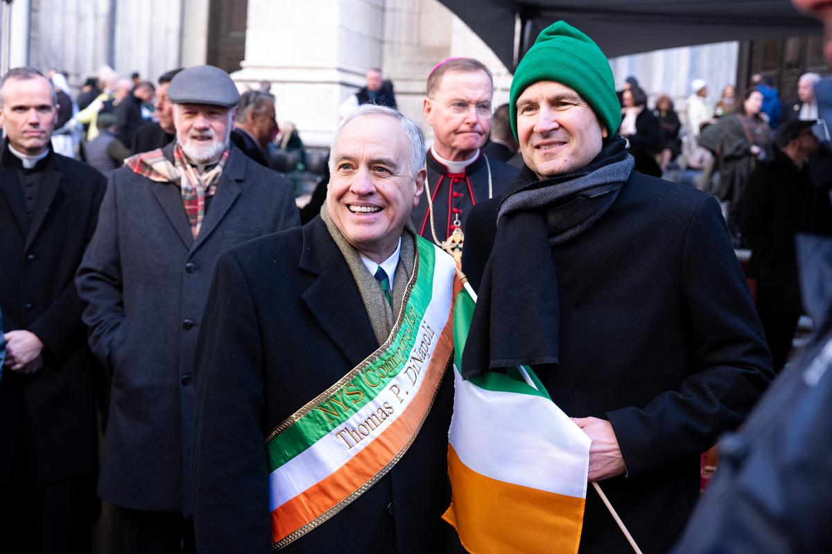 纽约圣派翠克节大游行（St Patrick's Day Parade）在曼哈顿第五大道隆重登场，游行队伍从44街出发，沿第五大道北上，经过位于50街的圣派翠克天主教大教堂，一直游行到79街。（戴兵／大纪元）