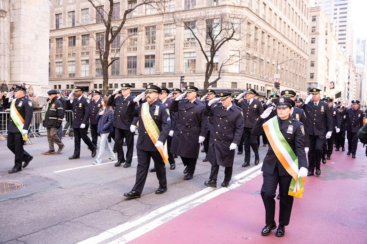纽约圣派翠克节大游行（St Patrick's Day Parade）在曼哈顿第五大道隆重登场，游行队伍从44街出发，沿第五大道北上，经过位于50街的圣派翠克天主教大教堂，一直游行到79街。（戴兵／大纪元）