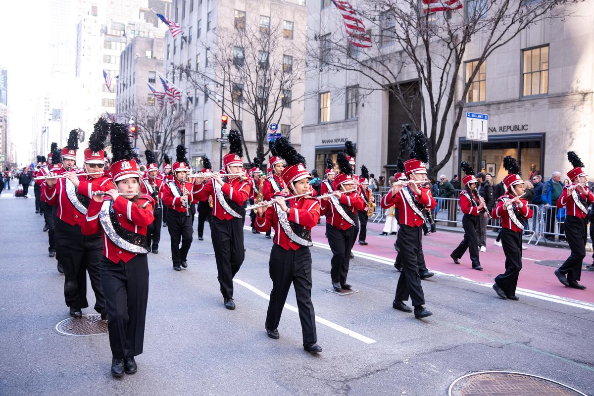 纽约圣派翠克节大游行（St Patrick's Day Parade）在曼哈顿第五大道隆重登场，游行队伍从44街出发，沿第五大道北上，经过位于50街的圣派翠克天主教大教堂，一直游行到79街。（戴兵／大纪元）