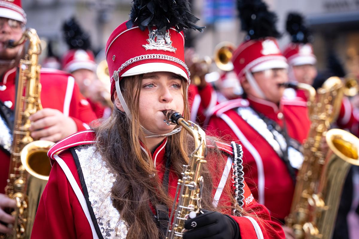 纽约圣派翠克节大游行（St Patrick's Day Parade）在曼哈顿第五大道隆重登场，游行队伍从44街出发，沿第五大道北上，经过位于50街的圣派翠克天主教大教堂，一直游行到79街。（戴兵／大纪元）