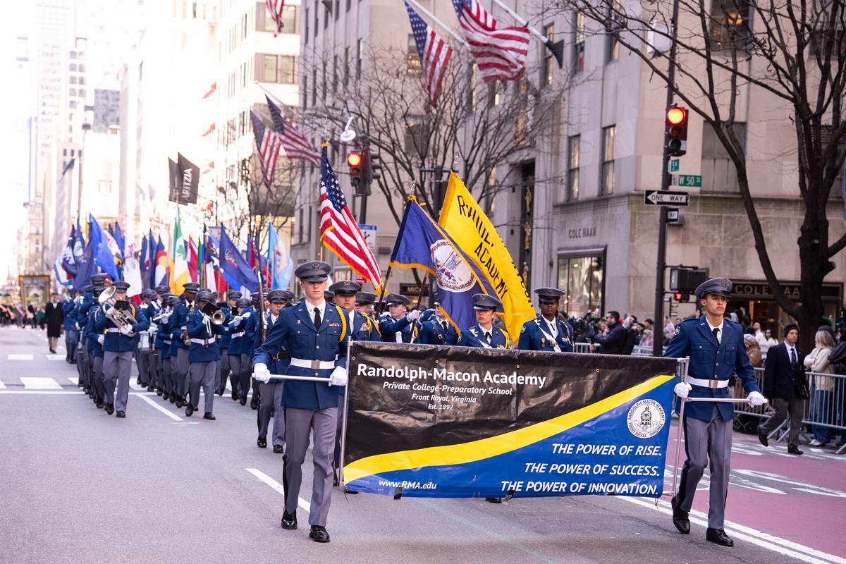 纽约圣派翠克节大游行（St Patrick's Day Parade）在曼哈顿第五大道隆重登场，游行队伍从44街出发，沿第五大道北上，经过位于50街的圣派翠克天主教大教堂，一直游行到79街。（戴兵／大纪元）