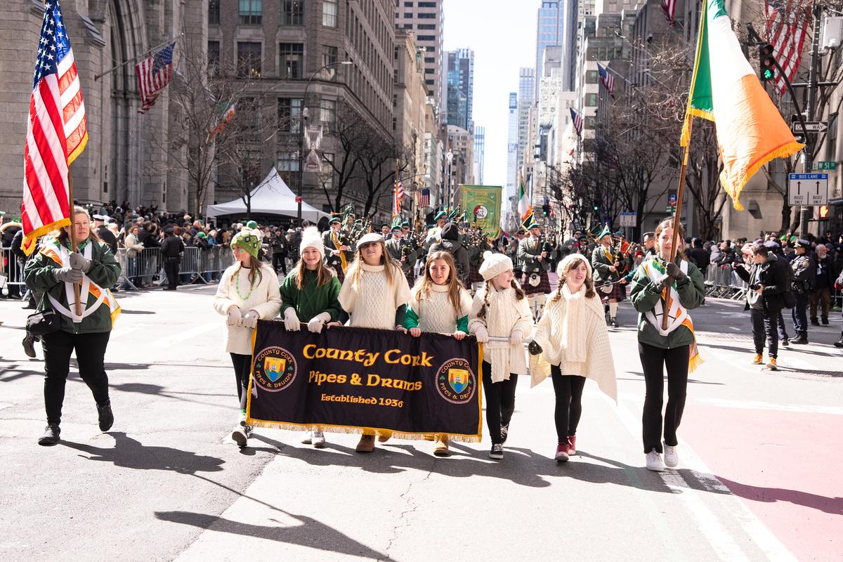 纽约圣派翠克节大游行（St Patrick's Day Parade）在曼哈顿第五大道隆重登场，游行队伍从44街出发，沿第五大道北上，经过位于50街的圣派翠克天主教大教堂，一直游行到79街。（戴兵／大纪元）