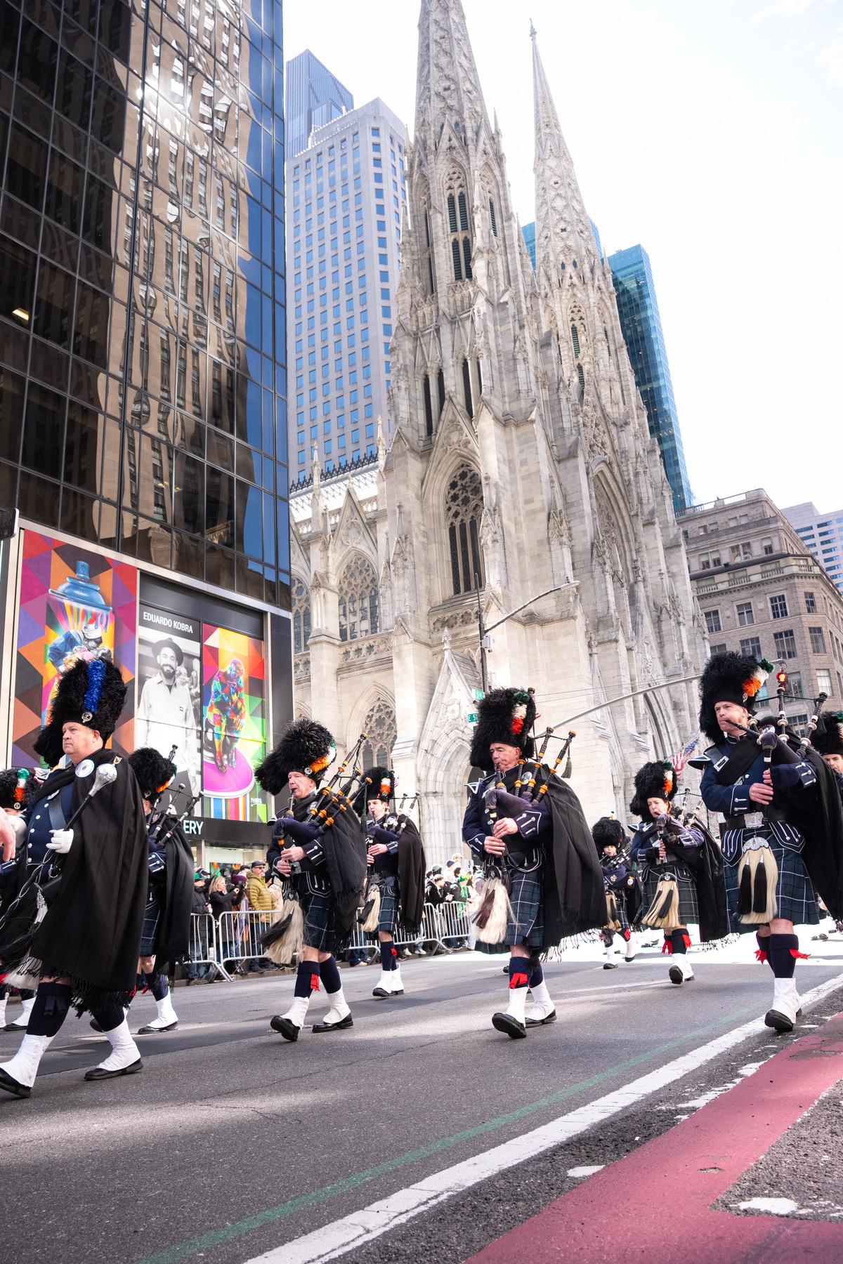 纽约圣派翠克节大游行（St Patrick's Day Parade）在曼哈顿第五大道隆重登场，游行队伍从44街出发，沿第五大道北上，经过位于50街的圣派翠克天主教大教堂，一直游行到79街。（戴兵／大纪元）