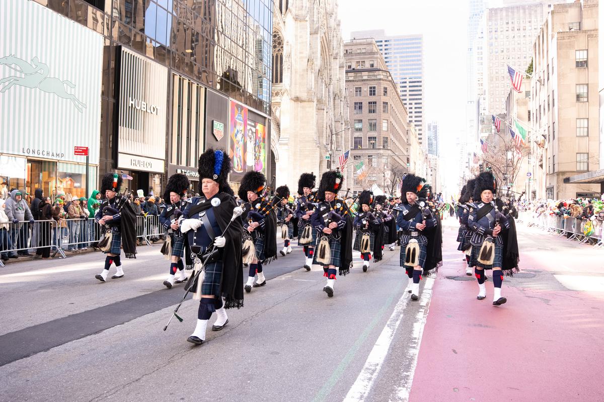 纽约圣派翠克节大游行（St Patrick's Day Parade）在曼哈顿第五大道隆重登场，游行队伍从44街出发，沿第五大道北上，经过位于50街的圣派翠克天主教大教堂，一直游行到79街。（戴兵／大纪元）