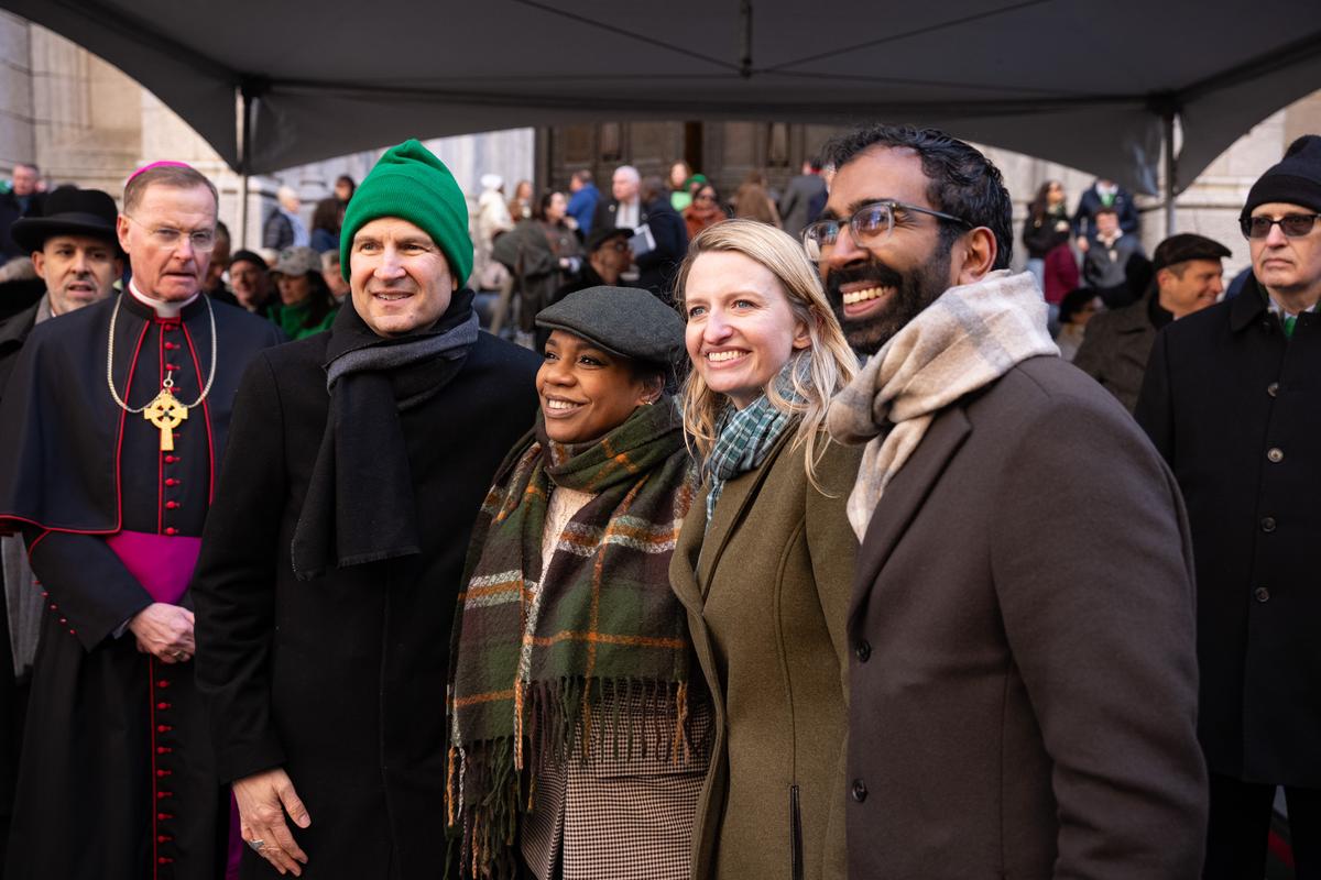 纽约圣派翠克节大游行（St Patrick's Day Parade）在曼哈顿第五大道隆重登场，游行队伍从44街出发，沿第五大道北上，经过位于50街的圣派翠克天主教大教堂，一直游行到79街。（戴兵／大纪元）