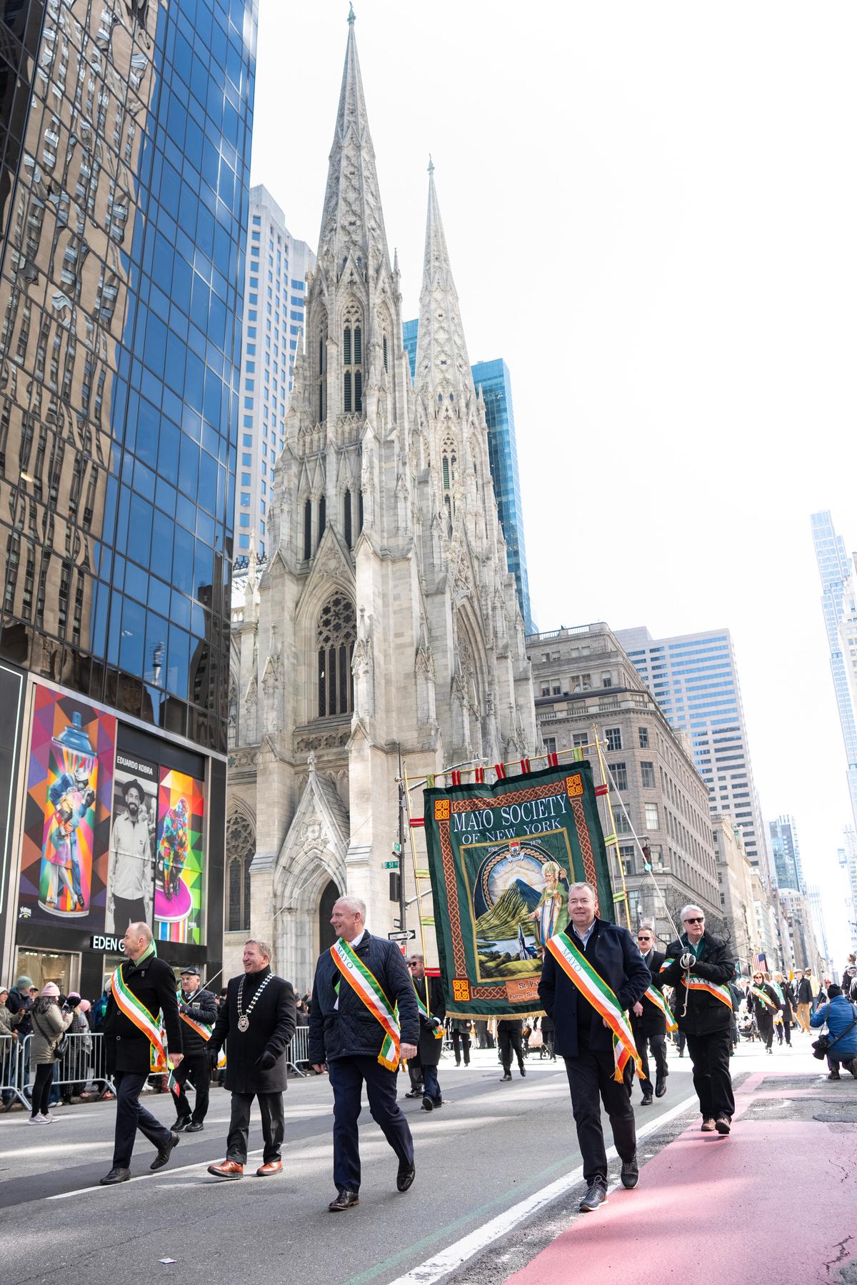 纽约圣派翠克节大游行（St Patrick's Day Parade）在曼哈顿第五大道隆重登场，游行队伍从44街出发，沿第五大道北上，经过位于50街的圣派翠克天主教大教堂，一直游行到79街。（戴兵／大纪元）